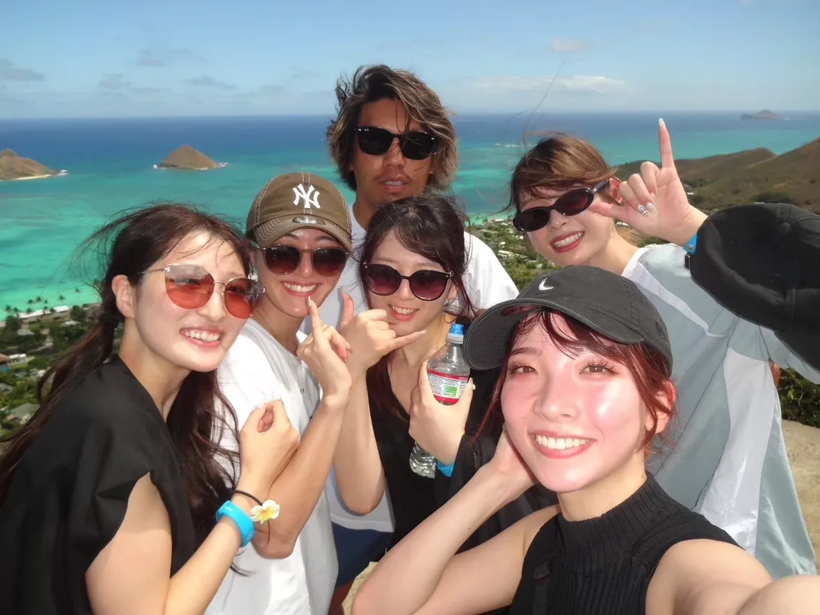 社員旅行：ワイキキビーチで記念撮影