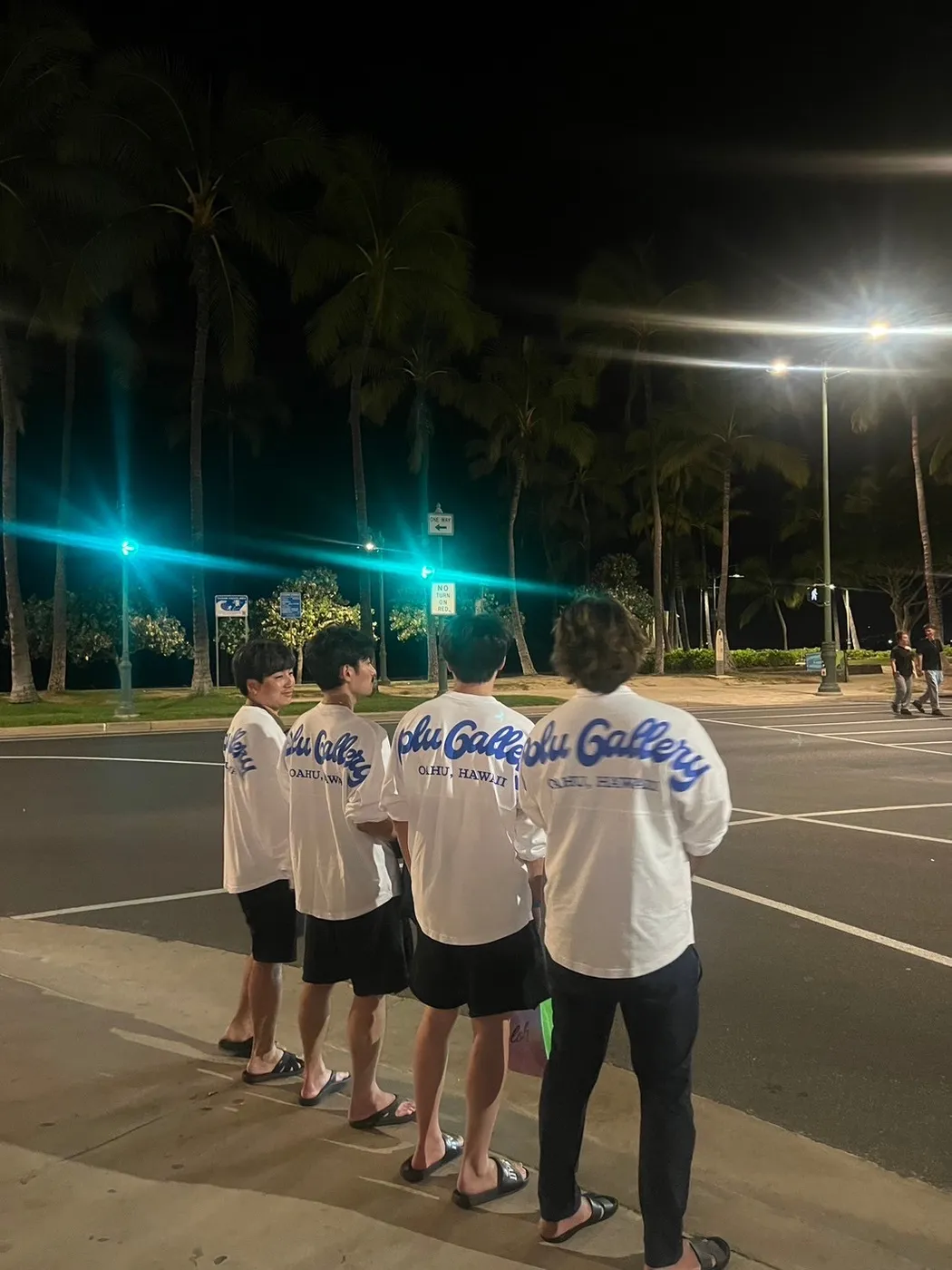社員旅行：ハワイの夜のひとコマ
