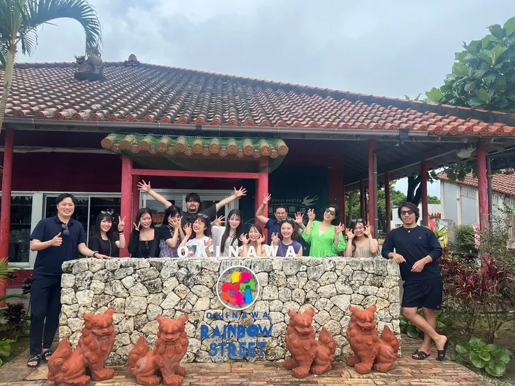 社員旅行：沖縄の観光スポットで集合写真