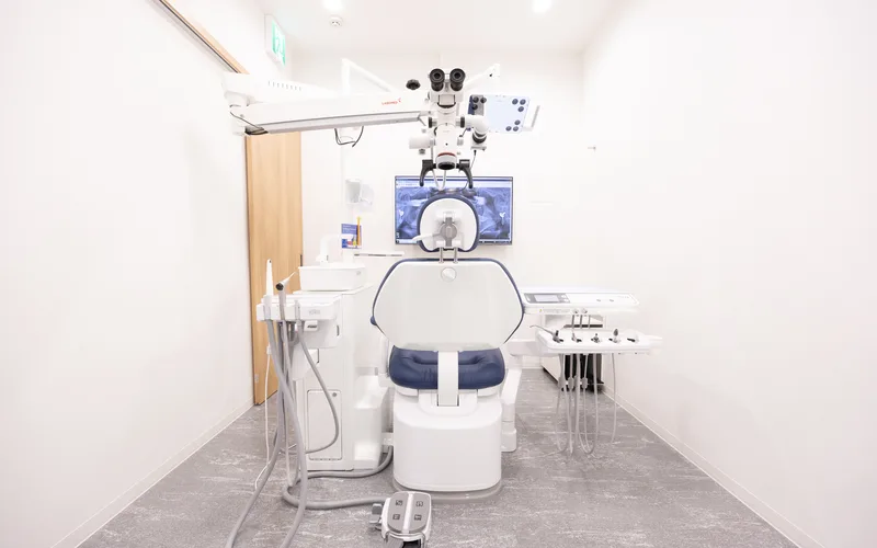 完全個室の診療ユニットとマイクロスコープ